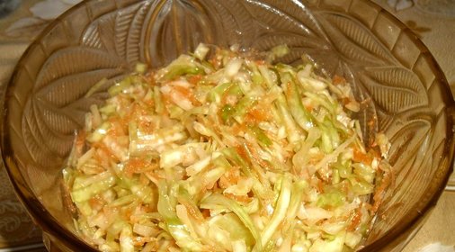 Легкий капустный салат с морковкой