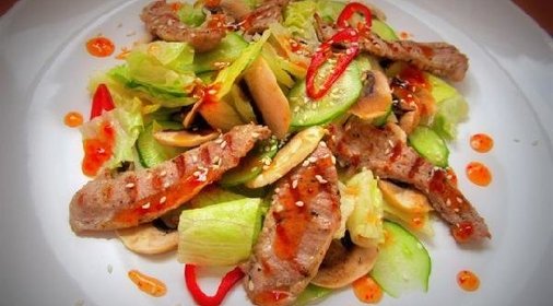 Салат с грилованной индейкой под соусом чили