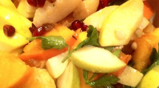 Фруктовый салат с зернами граната и зеленью