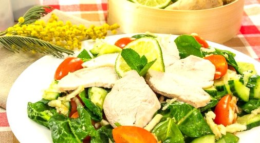 Салат с сельдереем, шпинатом и куриным филе