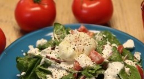 Салат со шпинатом, томатами и яйцом пашот