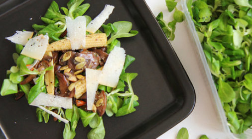 Теплый салат с грибами и кукурузой