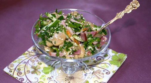 Сочный салат с варено - копченым балычком