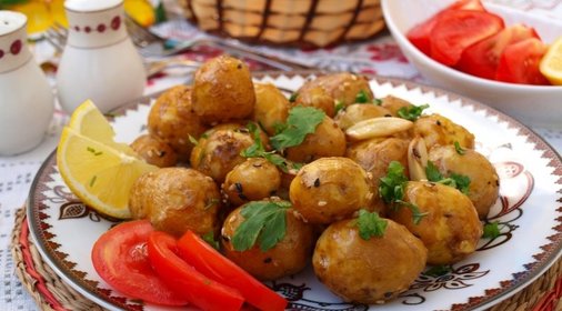Мелкий картофель запечённый с лимоном и кунжутом