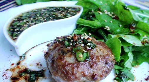 Котлетки в азиатском стиле с салатом из рукколы