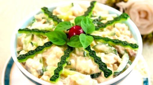 Салат с куриным филе и огурцами
