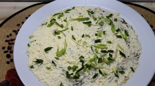 Слоеный салат с отварной печенью