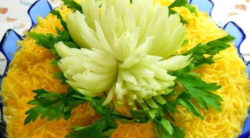 Салат с курицей Хризантема