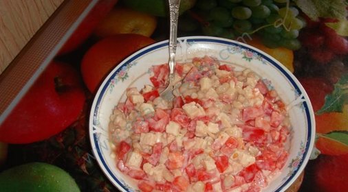 Постный салат с фасолью помидорами сухариками