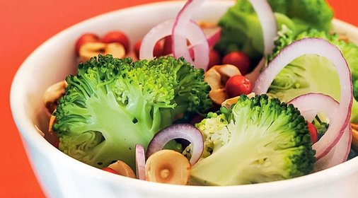 Салат из брокколи с клюквой и фундуком