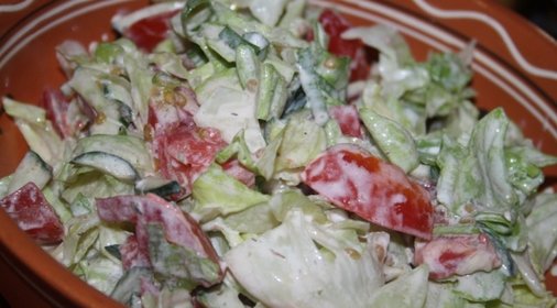 Летний салат из овощей с айсбергом