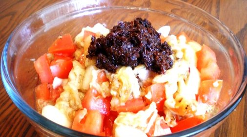 Салат с баклажанами, помидорами и луком