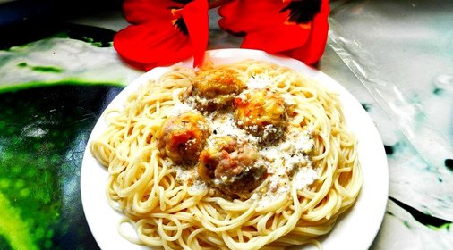 Мясные шарики в сливочно-сырном соусе