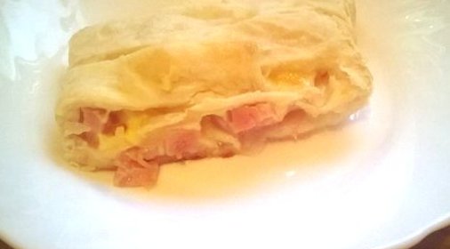 Слойка с ветчиной и сыром