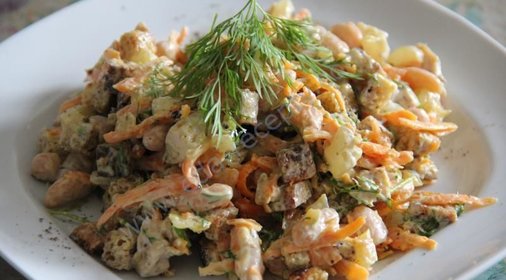 Салат из белой фасоли с сухариками