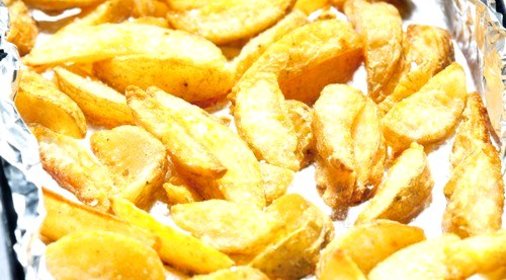 Запеченые на гриле дольки картофеля с луком