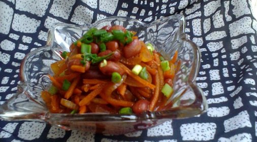 Теплый салат из фасоли с луком и морковью