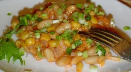 Салат с кукурузой и рисом фасолью