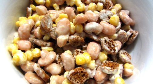 Салат с фасолью, кукурузой и чесноком