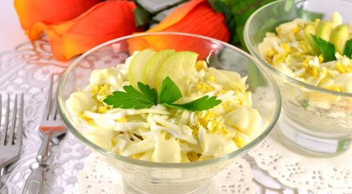 Слоеный салат с рыбными консервами и яйцом