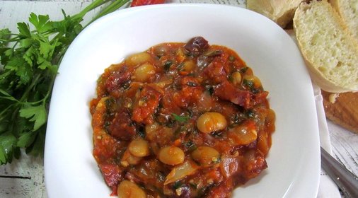 Фасоль с копченой колбасой в мультиварке
