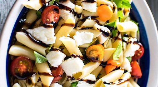 Салат Капрезе с пастой