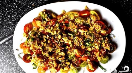 Салат из помидоров с сухариками