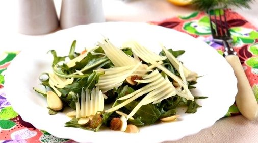 Салат с рукколой, миндалём и изюмом