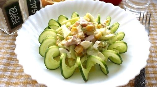 Салат из копчёной курицы и огурцов