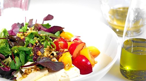 Салат со сливами и брынзой