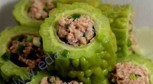 Фаршированная мясом горькая люффа