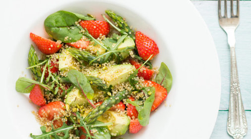 Салат из киноа, спаржи, клубники и авокадо