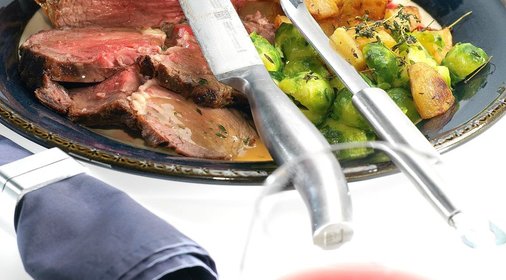 Рибай с молодой картошкой, брюссельской капустой и соусом грейви