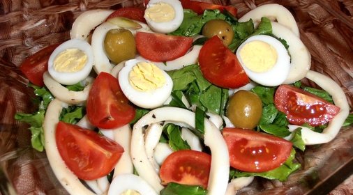 Новогодний салат из кальмаров