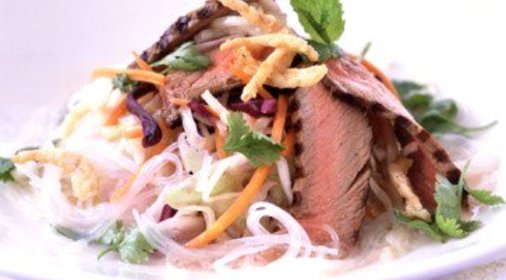 Тайский салат с рисовой лапшой и говядиной