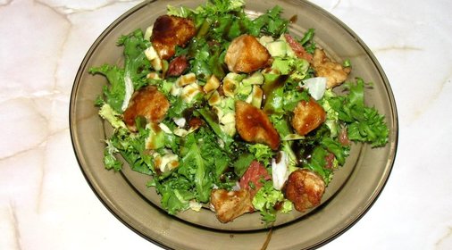 Теплый салат с курицей, авокадо и грейпфрутом