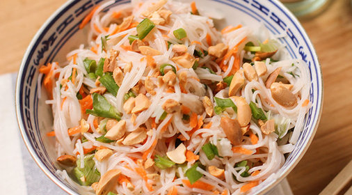 Салат из рисовой лапши с арахисом