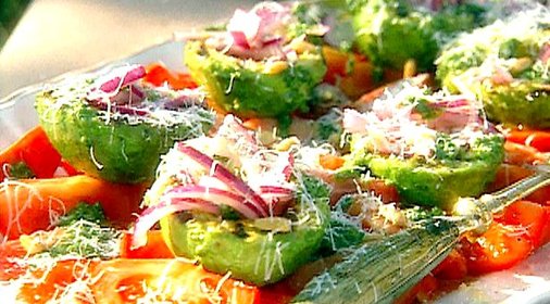 Салат из авокадо и красного лука