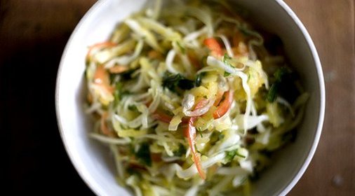 Салат из капусты, яблок, сладкого перца и семян подсолнечника