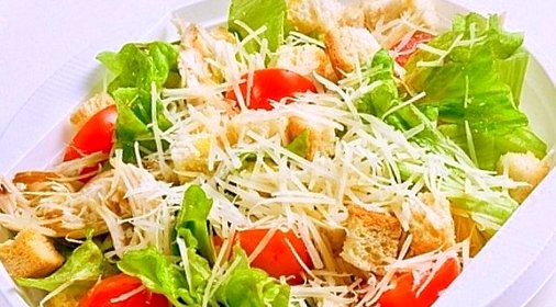 Салат с черри и сухариками