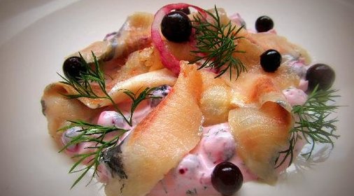 Сельдь домашнего, пряного посола со смородиновым соусом