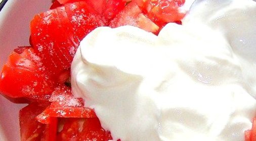Деревенский салат из томатов, сметаны и зелени