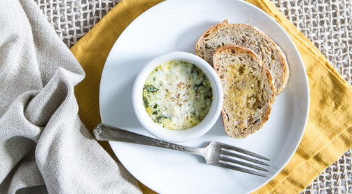 Запеченные яйца с пармезаном и травами