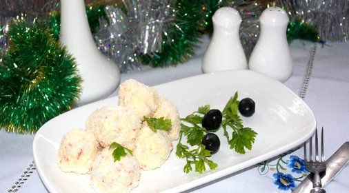 Новогодний салат Снежки из крабовых палочек