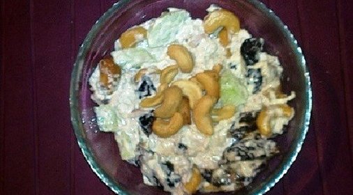 Салат «Черногуца» с курицей и черносливом