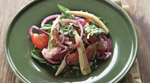 Салат с кукурузой, креветками и помидорами