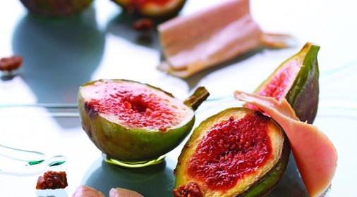 Теплый инжир с ледяной стружкой из фуа-гра