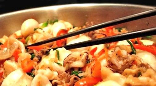 Кальмары с овощами в сметанном соусе