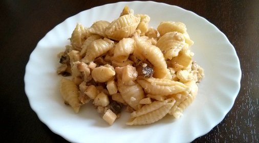 Салат из копченой рыбы, макарон и яблок