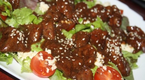 Салат с куриными сердечками и печенью в стиле фьюжн